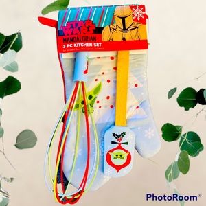 NWT Disney baby Yoda spatula, whisk and mitten set